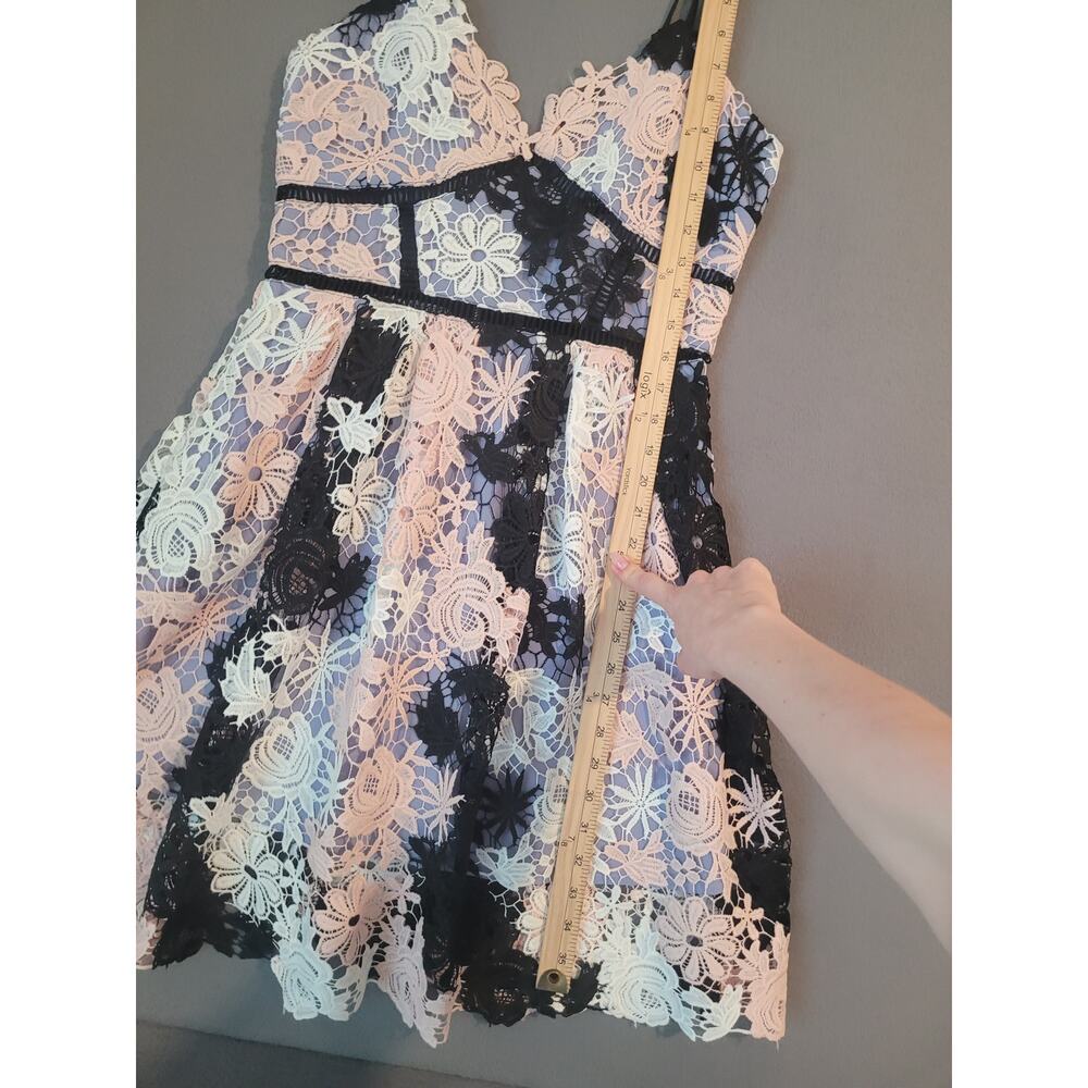 Romeo + Juliet Couture Lace Fit & Flare Dress – NWT – Size Medium – MSRP $240 - Picture 8 of 15